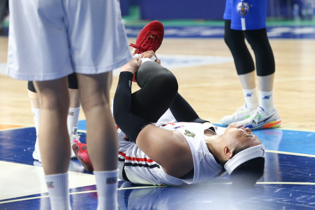 여자프로농구 WKBL 부산 BNK 썸이 21일 아산 이순신체육관에서 열린 2022-2023 여자프로농구 챔피언결정전 2차전에서 67-84로 졌다. BNK 포워드 김한별이 2쿼터 종료 2분 전 리바운드 과정에서 오른쪽 발목 부상을 당한 뒤 발목을 부여잡고 고통스러워 하고 있다. WKBL제공