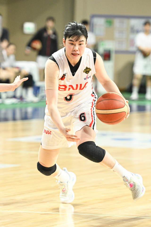 여자프로농구 WKBL 부산 BNK 썸이 21일 아산 이순신체육관에서 열린 2022-2023 여자프로농구 챔피언결정전 2차전에서 67-84로 졌다. BNK 가드 이소희가 골 밑 돌파를 위해 드리블을 하고 있다. WKBL제공