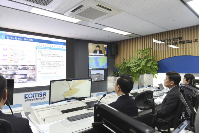 김준석 한국해양교통안전공단(KOMSA) 이사장(오른쪽 두 번째)과 오동호 한국섬진흥원(KIDI) 원장(오른쪽 세 번째)이 21일 ‘섬 지역 활성화를 위한 업무협약’을 체결한 후 공단 본사 5층 운항상황센터를 방문, 여객선 운항상황 모니터링 현황 등을 보고받고 있다. KOMSA 제공