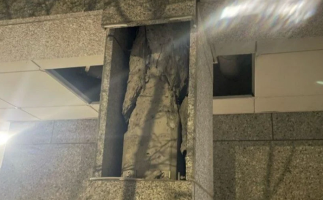 균열이 생긴 아파트 기둥의 모습. 온라인 커뮤니티