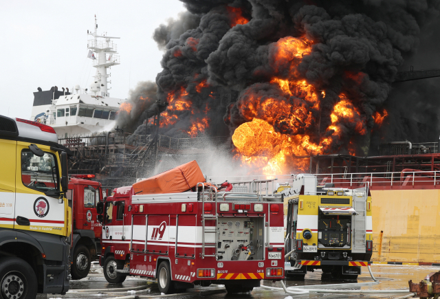 2019년 9월 28일 오전 울산시 동구 염포부두에 정박한 선박에서 폭발로 인한 화재가 발생해 불길이 치솟고 있다. 연합뉴스