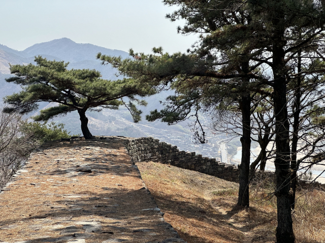 전망대에서 30분쯤 위로 올라가면 나타나는 고소성. 성곽 위에 오르면 또 다른 비경이 펼쳐진다.