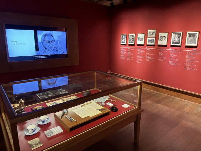 박경리문학관에 전시 중인 유품과 선생의 일대기.