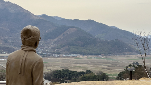 박경리문학관 앞마당에 서 있는 박경리 선생 동상이 멀리 평사리 들판을 바라보고 있다.
