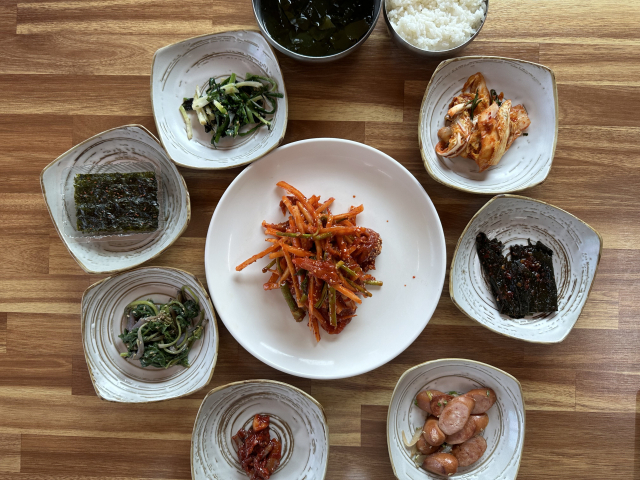 솔봉식당의 ‘솔봉정식’. 매콤새콤한 양념의 가오리 무침을 비롯해 정갈한 찬이 나온다.