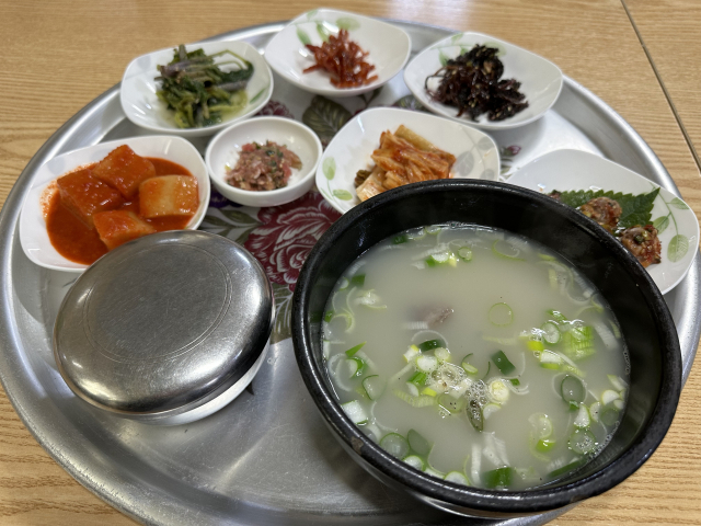 소머리수육으로 유명한 하동읍내 락원식당의 소머리국밥. 여정 중간 추위를 녹이기에 안성맞춤이다.