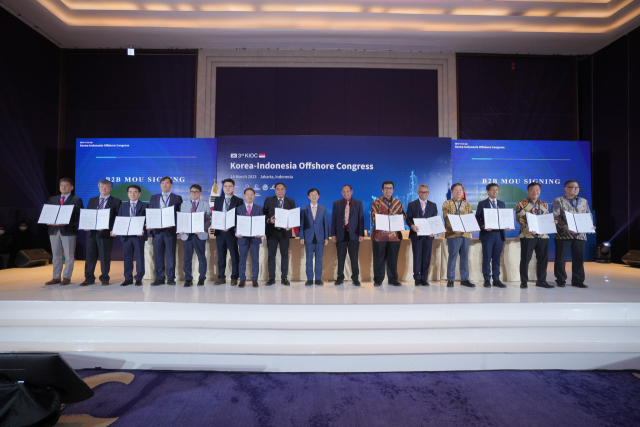 업무협약식 관계자들이 서명하고 협약서를 펴 보이고 있다. 한국해양대 제공