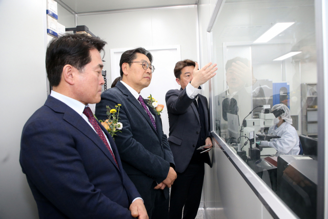 홍태용 김해시장과 류명열 김해시의회 의장이 21일 열린 ‘KOLAS 공인시험기관’ 개소식에 참석해 미생물 시험실을 둘러보고 있다. 김해시 제공