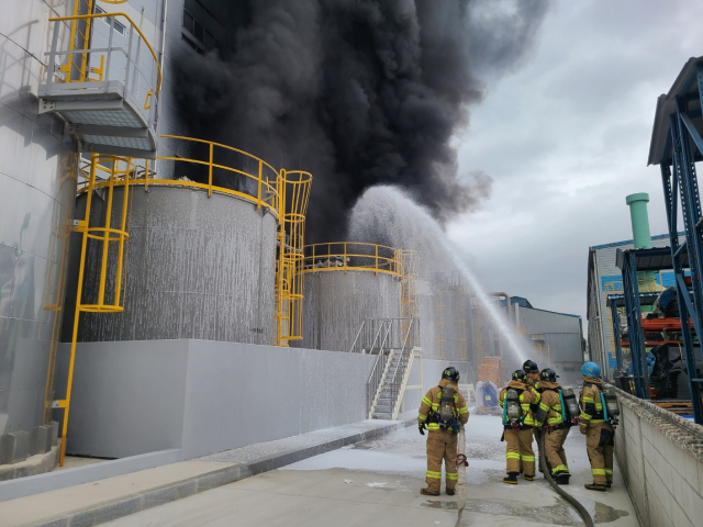 22일 오전 8시 15분 강서구 송정동 녹산산업단지의 한 4층짜리 화학공장에서 불이 났다. 부산소방재난본부 제공