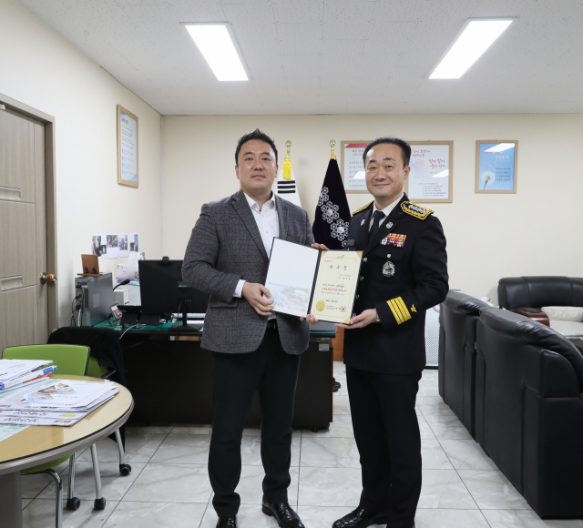 심국보 노무사(왼쪽)와 사하소방서장