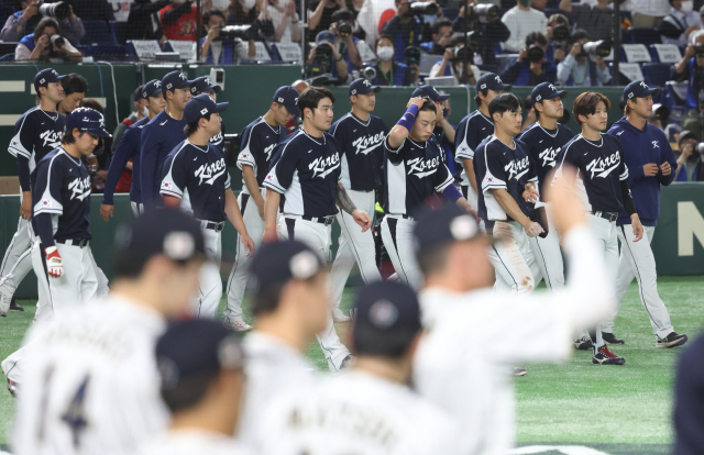 2023년 월드베이스볼클래식(WBC)이 22일 일본의 최종 우승으로 끝났다. 한국은 WBC 3회 연속 1라운드 탈락이라는 초라한 성적으로 일찌감치 짐을 쌌다. 한국 대표팀이 지난 10일 일본 도쿄돔에서 열린 B조 본선 일본전에서 패한 뒤 환호하는 일본팀을 뒤로하며 어두운 표정으로 그라운드를 떠나고 있다. 연합뉴스