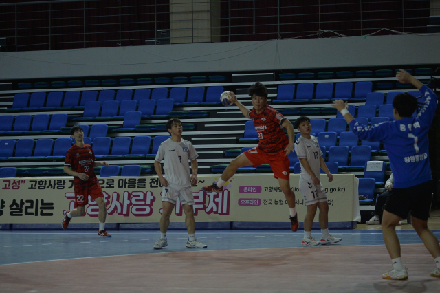 22일 경남 고성에서 열린 2023 대한핸드볼협회장배 전국중고등선수권대회 남고부 8강전에서 선산고 공격수가 창원중앙고 진영에 득점을 시도하고 있다. 대한핸드볼협회 제공