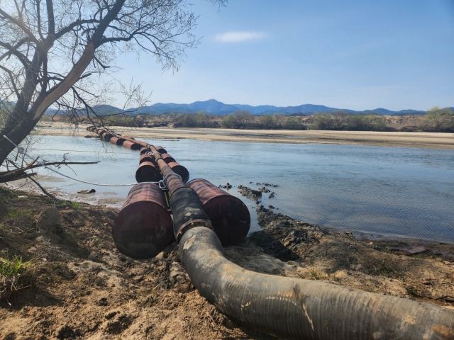 멸종위기종 서식지에서 골재 채취 작업이 한창이어서 환경 파괴 논란이 일고 있다. 경남 함안 남강 공사현장.