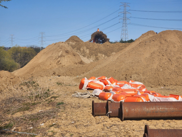 멸종위기종 서식지에서 골재 채취 작업이 한창이어서 환경 파괴 논란이 일고 있다. 경남 함안 남강 공사현장.