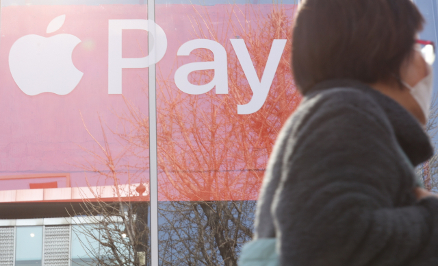 애플사의 간편결제 시스템 애플페이의 카드 등록 수가 출시 하루 만에 100만 건을 돌파한 것으로 22일 확인됐다. 연합뉴스