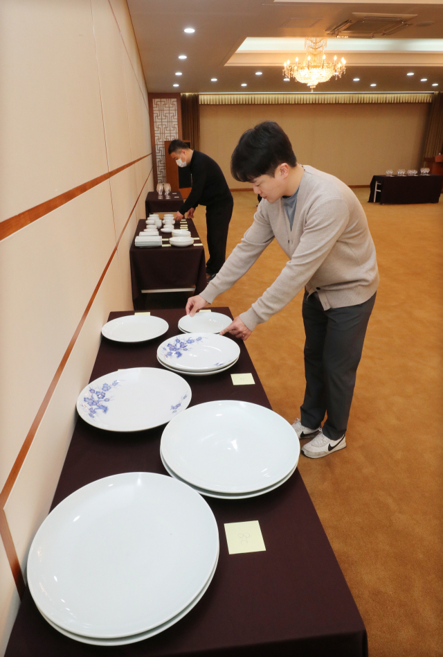 오는 31일 ‘부산시 열린행사장(옛 부산시장 관사)’에서 열릴 관사 보유 물품 ‘하우스세일’ 자선 경매 행사를 앞두고 진행요원들이 경매물품 전시를 준비하고 있다. 강선배 기자 ksun@