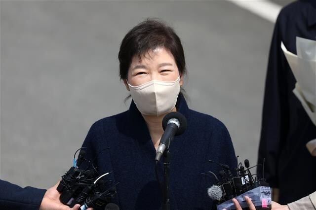 박근혜 전 대통령이 2022년 3월 24일 대구시 달성군 사저 입주에 앞서 대국민인사를 하고 있다. 연합뉴스