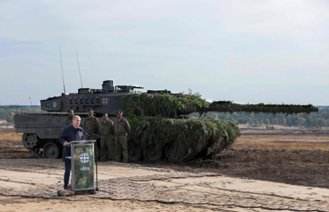 독일은 레오파드2 1개 중대 규모 14대를 우크라이나에 지원하겠다고 발표했다. 올라프 숄츠 독일 총리가 지난해 10월 17일 독일 북부 오스텐홀츠의 연방군 군사기지에 레오파드2 전차를 배경으로 연설하고 있다. AFP연합뉴스