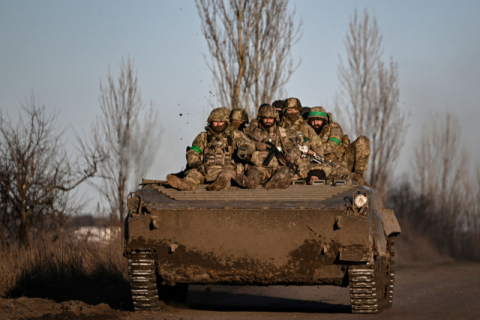 우크라이나 병사들이 13일(현지시간) BMP 장갑차를 타고 동부 돈바스 지역의 격전지 바흐무트로 이동하고 있다. 최근 바흐무트에서는 러시아군이 북쪽, 동쪽, 남쪽 3면에서 포위망을 좁혀가고 우크라이나가 결사항전으로 맞서면서 양측 사상자가 급증하고 있다. AFP=연합뉴스