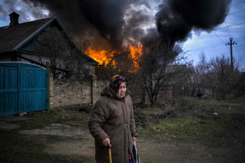 우크라이나 동부 도네츠크주 코스티안티니우카의 한 주민이 15일(현지시간) 포격으로 화재가 발생한 주택 앞에 서있다. 최근 러시아는 도네츠크주 바흐무트 등 동부전선에서 화력을 높이고 있다. AFP=연합뉴스