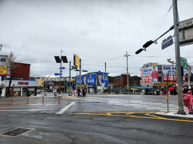 창녕군수 보궐선거 공식 선거운동이 시작된 23일 오전 창녕읍 오리정사거리에는 비가 오는데도 불구하고 후보자들이 선거운동을 벌이고 있다. 김길수 기자