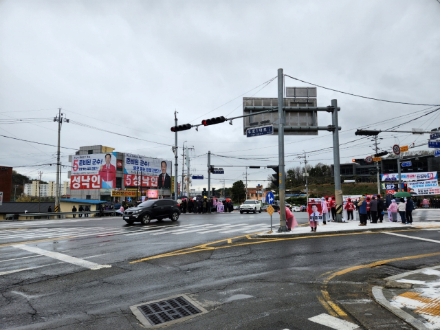 창녕군수 보궐선거 공식 선거운동이 시작된 23일 오전 창녕읍 오리정사거리에는 비가 오는데도 불구하고 후보자들이 선거운동을 벌이고 있다. 김길수 기자