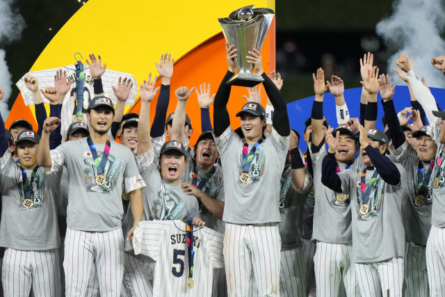 22일(한국시간) 열린 월드베이스볼클래식 결승에서 미국을 3-2로 누르고 우승을 차지한 일본 야구 대표팀 선수들이 우승컵을 들고 환호하고 있다. AP연합뉴스
