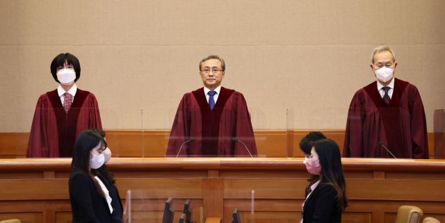 유남석 헌법재판소장(가운데)과 재판관들이 23일 오후 서울 종로구 헌법재판소에서 열린 검수완박(검찰 수사권 완전 박탈) 입법에 대한 권한쟁의심판 선고를 위해 대심판정으로 입장하고 있다. 연합뉴스