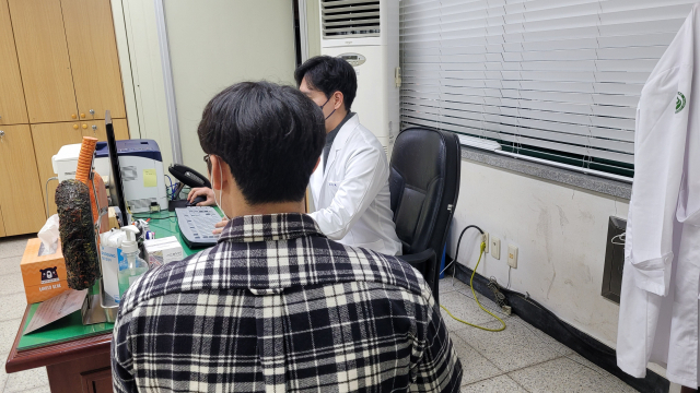 지난 2020년 배치된 공중보건의가 이달 말 전역한다. 신규 배치까지 3주 정도의 공백기가 발생할 전망이어서 의료공백 문제가 대두되고 있다. 김현우 기자