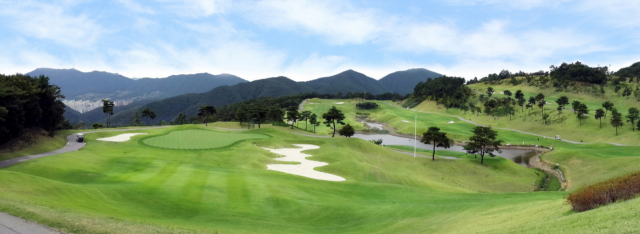 광할한 대자연 속에 둘러싸인 3개 코스, 총 27홀 규모를 갖춘 해운대컨트리클럽 전경. 골든·로얄·실크 등 3개의 9홀 코스는 골프의 다양한 재미를 충족시키기에 손색이 없다. 해운대컨트리클럽 제공