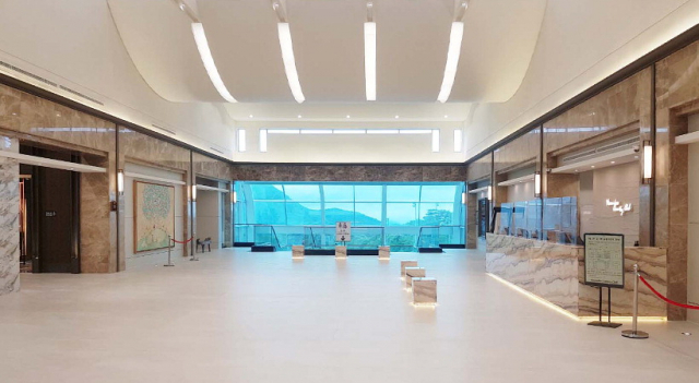 해운대컨트리클럽은 최근 모든 카트를 최신형으로 교체하고 클럽하우스를 호텔급 수준으로 리모델링하는 등 골퍼들에게 최적의 라운딩 환경을 제공하기 위한 노력을 계속하고 있다. 넓고 쾌적하게 재단장한 라커룸(위쪽)과 이태리 대리석으로 꾸민 클럽하우스 로비 전경.해운대컨트리클럽 제공