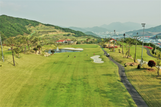 2018년 6월 개장한 양산 동원로얄컨트리클럽은 통영·기장과 연계한 최상 레포츠타운의 마지막 축으로 조성됐다. 듀크·비스타코스는 다채로운 전망과 개성을 자랑한다. 양산 동원로얄CC 제공