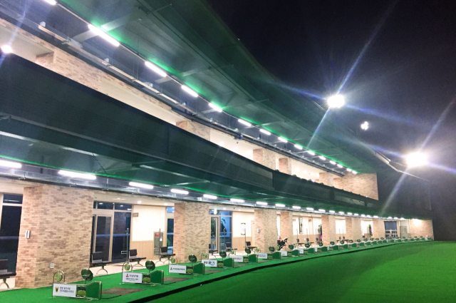 2016년 개장한 기장 동원로얄컨트리클럽은 사계절 색다른 경관을 자랑하는 기장 앞바다를 눈앞에 둔 시사이드 대중제 골프장이다. ‘8자’형 독특한 홀 배치와 천장 그물 없이 42타석을 갖춘 연습장이 눈길을 끈다. 기장 동원로얄CC 제공