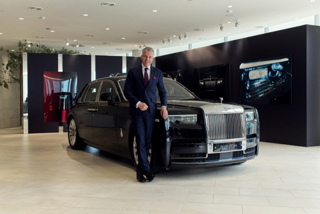 토스텐 뮐러 오트보쉬 롤스로이스모터카 CEO가 ‘팬텀시리즈 II’ 앞에서 포즈를 취하고 있다. 롤스로이스모터카 제공