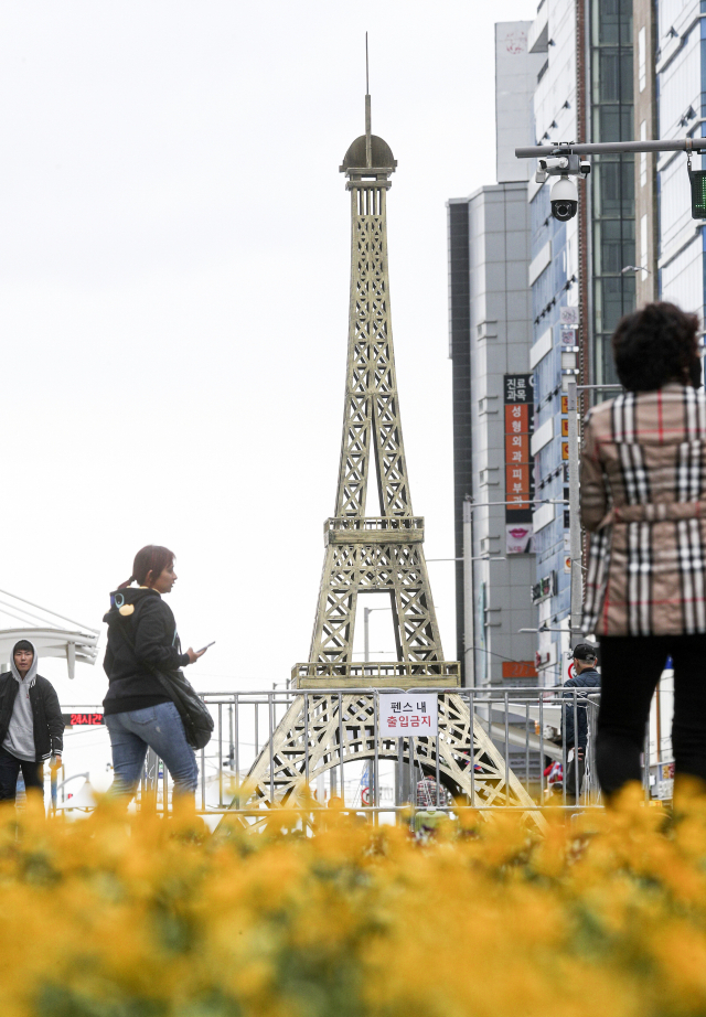 국제박람회기구(BIE) 실사단 방문을 앞두고 23일 부산 해운대구 구남로에 엑스포 상징물인 에펠탑 등 ‘엑스포 해운대 정원’이 조성되고 있다. 김종진 기자 kjj1761@