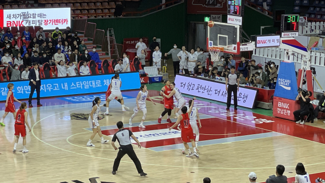 23일 부산 사직실내체육관에서 열린 부산 BNK 썸과 우리은행의 2022-2023 여자프로농구 챔피언결정전 3차전에서 부산 BNK 썸 센터 진안이 3쿼터 초반 우리은행 진영에서 2점 슛을 날리고 있다. 김한수 기자 hangang@