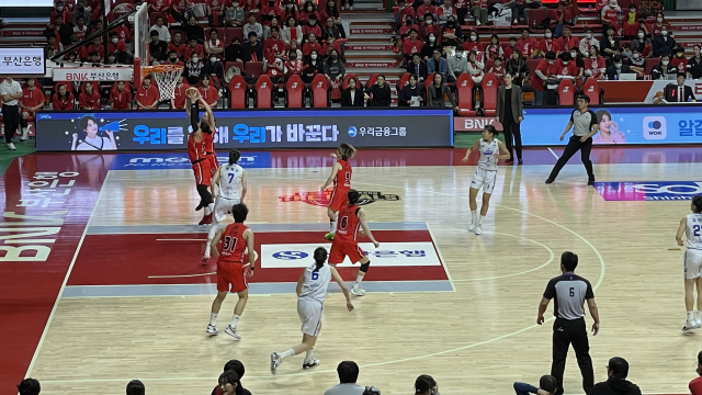 23일 부산 사직실내체육관에서 열린 부산 BNK 썸과 우리은행의 2022-2023 여자프로농구 챔피언결정전 3차전에서 부산 BNK 썸 센터 김한별이 4쿼터 초반 BNK 진영에서 리바운드를 따내고 있다. 김한수 기자 hangang@