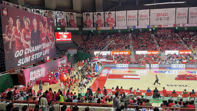 23일 부산 사직실내체육관에서 열린 부산 BNK 썸과 우리은행의 2022-2023 여자프로농구 챔피언결정전 3차전에는 2000명이 넘는 관중이 입장해 BNK 썸의 승리를 응원했다. 김한수 기자 hangang@