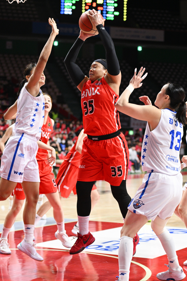 여자프로농구 부산 BNK 썸이 23일 부산 사직실내체육관에서 열린 2022-2023 여자프로농구 챔피언결정전 3차전 우리은행과의 경기에서 57-64로 패했다. BNK 포워드 김한별이 골 밑에서 리바운드를 하고 있다. WKBL제공