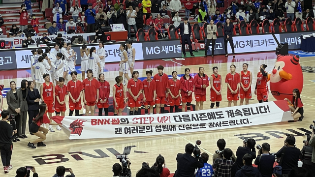 여자프로농구 부산 BNK 썸이 23일 부산 사직실내체육관에서 열린 2022-2023 여자프로농구 챔피언결정전 3차전 우리은행과의 경기에서 57-64로 패했다. BNK 선수단이 경기가 끝난 뒤 경기장을 찾은 팬들에게 감사의 인사를 하고 있다. 김한수 기자 hangang@