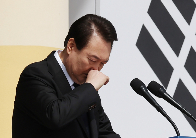 윤석열 대통령이 24일 대전 유성구 국립대전현충원에서 열린 제8회 서해수호의 날 기념식에서 서해수호 55용사 이름을 부르기 전에 울먹이고 있다. 연합뉴스