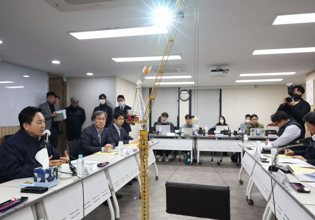 원희룡 국토교통부 장관(왼쪽)이 19일 오후 서울 서초구 대한건설기계안전관리원에서 열린 ‘타워크레인 안전관리 체계점검 및 충돌사고 중간조사 결과보고회’에서 발언하고 있다. 연합뉴스