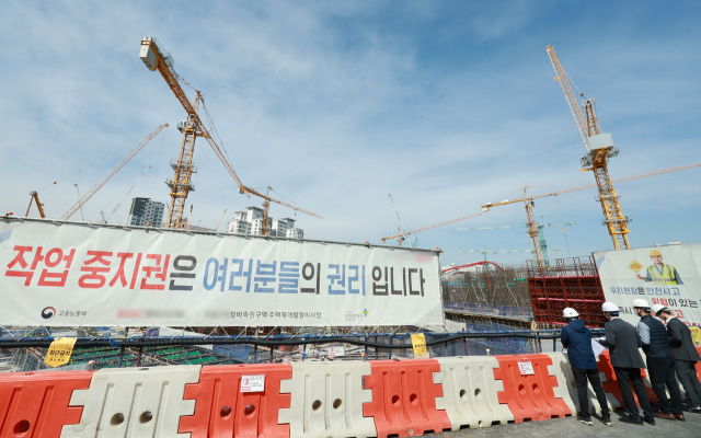 지난 14일 서울 동대문구의 한 주택재개발 신축공사 현장에서 국토교통부, 고용노동부, 서울시, 경찰청 등 기관 관계자들로 구성된 건설 현장 점검팀이 타워크레인 운용 등과 관련해 현장을 살피고 있다. 연합뉴스