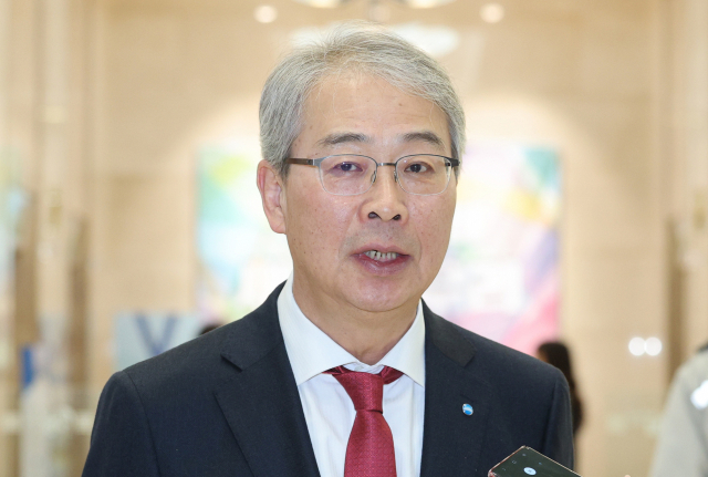 임종룡 우리금융지주 신임 회장 내정자가 24일 오전 서울 중구 우리은행 본점으로 출근해 취재진의 질문에 답하고 있다. 연합뉴스