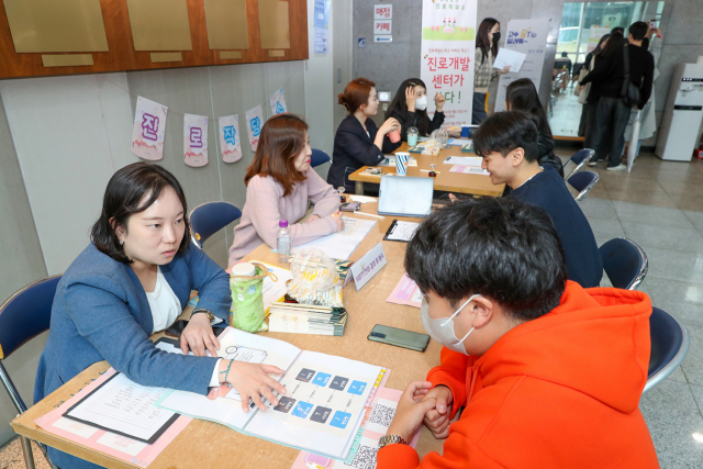 지난 22일과 23일 동아대 승학캠퍼스와 부민캠퍼스에서 진행된 진로개발센터 주최 진로체험부스 ‘진로 작당소’.