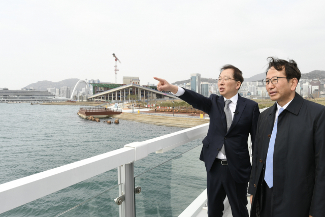 조승환 해양수산부 장관은 24일 부산시, 부산항만공사와 합동으로 2030부산세계박람회(월드엑스포) 개최 예정지인 부산 북항에 대한 현장점검을 실시했다. 이날 현장점검은 오는 4월 2∼7일 예정된 국제박람회기구(BIE)의 부산월드엑스포 현장실사에 대비하기 위한 것으로, 조 장관, 박형준 부산시장, 강준석 부산항만공사 사장이 직접 현지 시찰을 통해 사업 진행 상황과 박람회 개최 여건 등을 종합적으로 점검했다. 조 장관은 “실사단 방문 시 부산이 다른 경쟁국과 차별화하여 준비된 도시로 보여질 수 있도록 하겠다”며 “2단계 부지조성 등 부산엑스포 개최를 위한 준비를 차질없이 추진해 부산이 박람회를 유치할 수 있도록 최선을 다하겠다”고 말했다. 해수부 제공