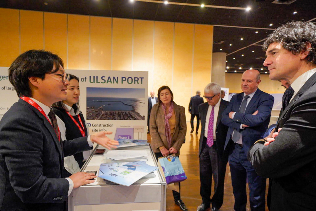 울산항만공사(UPA)가 Unai Rememteria 비스카야주지사(오른쪽)에게 울산항에 관해 설명하고 있다. UPA 제공