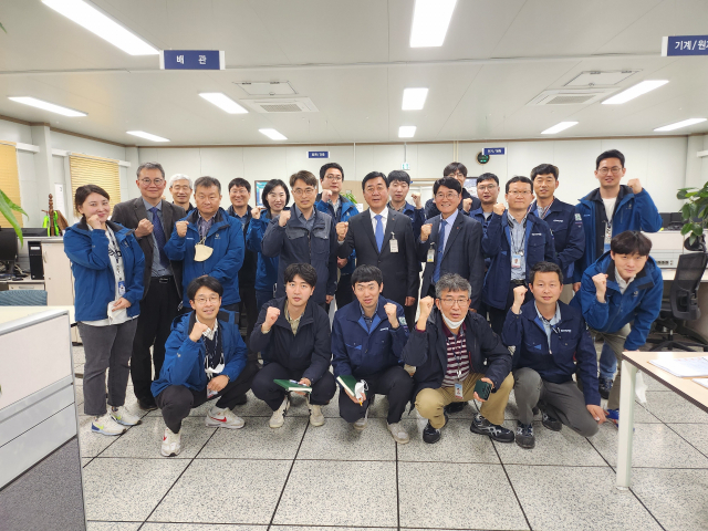 새울현장사무소를 방문한 한국전력기술 윤상일 상임감사(두번째 줄, 오른쪽에서 네 번째)가 현장 파견 직원들과 기념 사진을 촬영하고 있다. 한전기술 제공