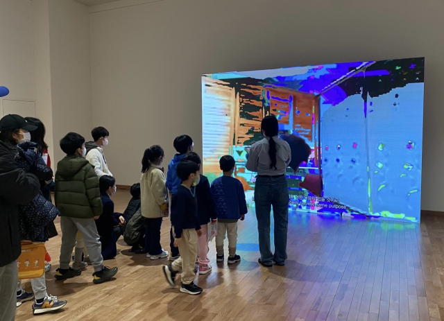 부산현대미술관은 4월 15일까지 매주 토요일 초등학생 어린이 관람객 대상의 도슨트 프로그램을 진행한다. 부산현대미술관 제공