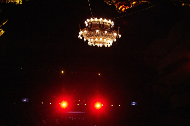 부산 드림씨어터 천정에 설치된 '오페라의 유령' 샹들리에 셋업 모습. 에스앤코 제공